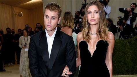 Hailey Bieber pri natáčaní obsahu pre YouTube