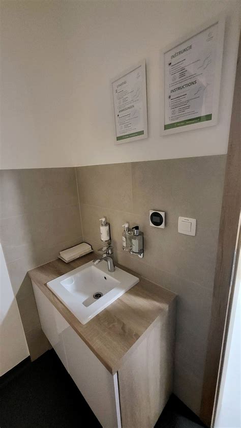 Interiér modernej miestnosti na odber spermií