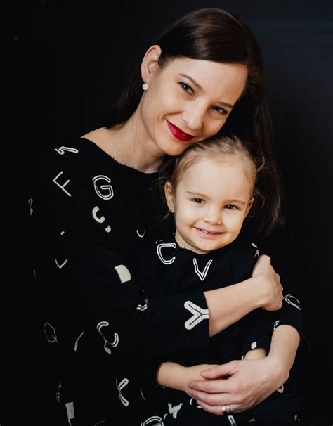 Ateliérové fotenie mama a dieťa s kvetinovými prvkami