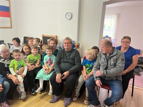 Dieťa so starými rodičmi pri rôznych činnostiach
