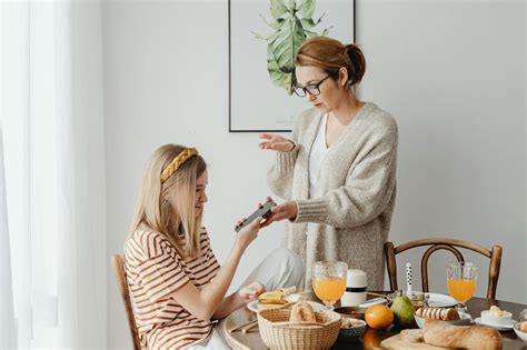 dospelý rozhovor medzi matkou a dcérou ako prejav vzájomného rešpektu
