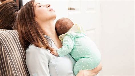 Správne asymetrické prisatie bábätka na prsník
