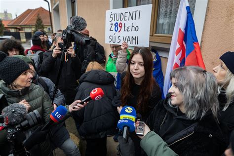Študenti v diskusii o rodine