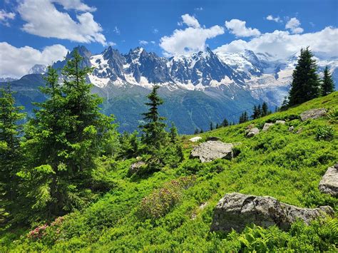Zasnežená horská krajina symbolizujúca prostredie naturizmu