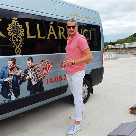 Marek Kollár na pódiu s husľami