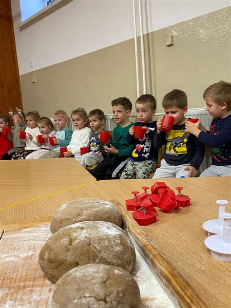 Rodinné pečenie medovníčkov s prarodičmi