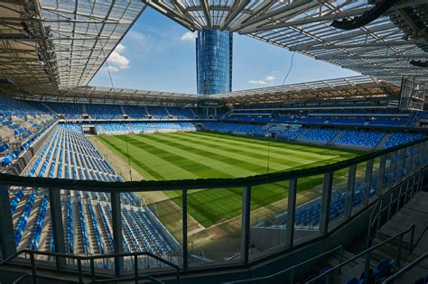futbalový štadión s mladými hráčmi pri tréningu