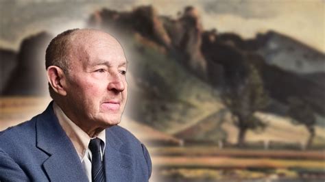 Mladý Martin Benka so skicárom v plenéri