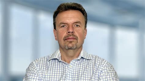 Mladý spevák Martin Konrád pred a po mediálnej transformácii