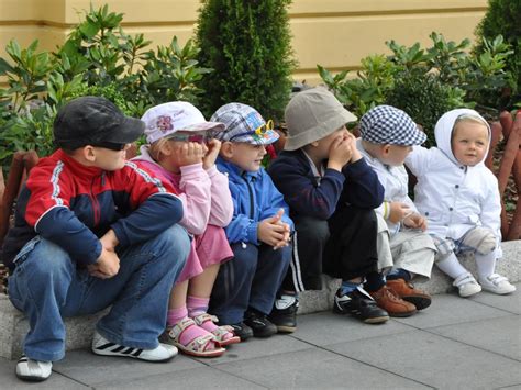 Ilustrácia dieťaťa s predmetom v nose