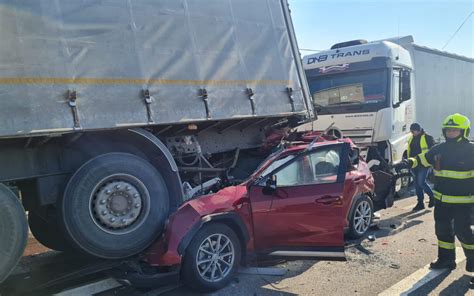 Dieťa rozhodujúce sa medzi dvoma možnosťami