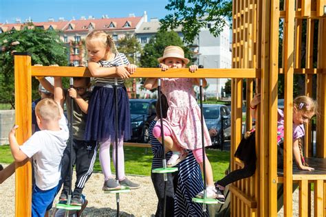 Dieťa v škôlke sa hrá s inými deťmi