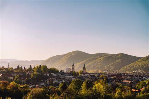 Záber na panorámu mesta Medzilaborce a jeho okolitú krajinu