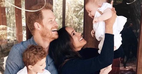 Rodinná fotografia princa Harryho, Meghan, Archieho a Lilibet