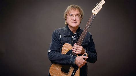 Mladý Miro Žbirka s gitarou na začiatku kariéry