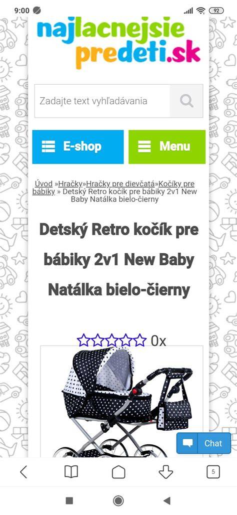 dieťa tlačiace kočík pre bábiku