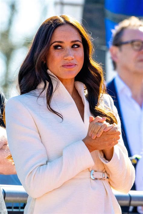 Meghan Markle s pohárom vína