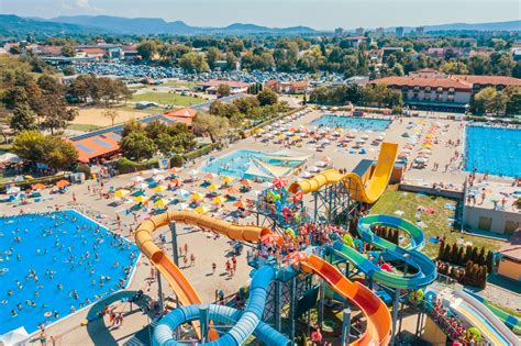 panoramatický pohľad na Štúrovo a termálne kúpalisko Vadaš