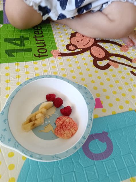 Dieťa objavuje jedlo vlastnými rukami