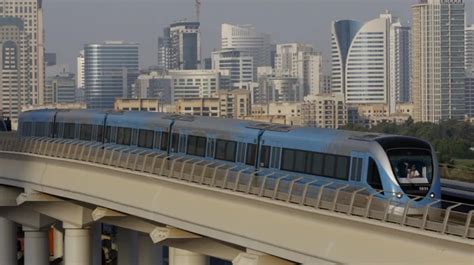 Dubajské metro v noci