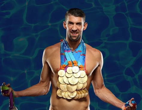 Michael Phelps víťazne opúšťa bazén po prekonaní rekordu