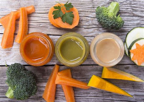 Koláž rôznych druhov zeleniny vhodných na detské príkrmy: mrkva, tekvica, brokolica, hrášok.