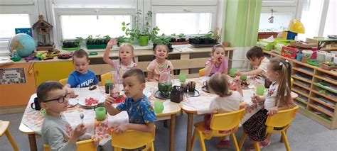 Dieťa hrajúce sa s ostatnými deťmi v kolektíve materskej školy