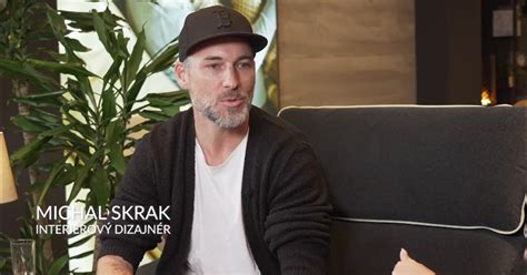 Michal Skrak pri prezentácii návrhu interiéru