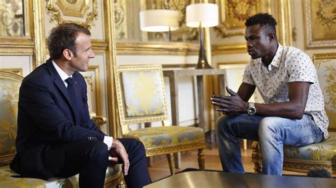 Prezident Emmanuel Macron a Mamoudou Gassama v Elyzejskom paláci po udelení ocenení