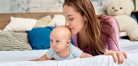 dieťa v polohe na brušku s dvihnutou hlavou