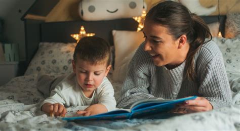 rodičia a dieťa čítajú knihu