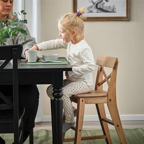 dieťa sedí pri stole a je