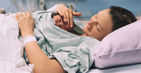 novorodenec na hrudi matky ihneď po pôrode