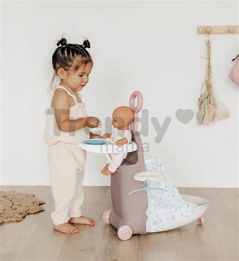 Dieťa s drevenou postieľkou pre bábiku