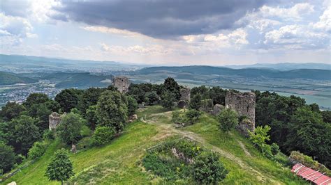 Záber na dedinskú krajinu pri Váhu symbolizujúcu začiatky