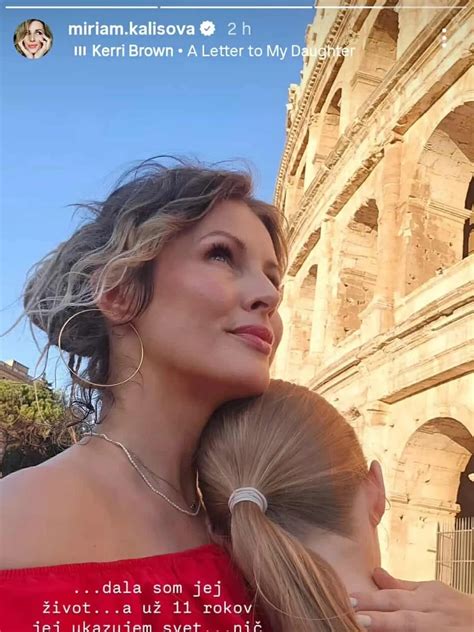 Miriam Kalisová s dcérou v objatí