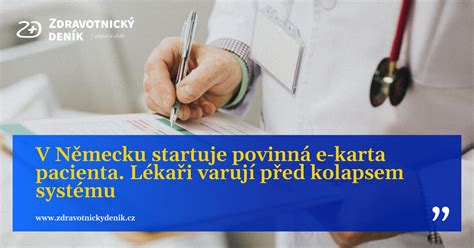 Lekárka kontroluje kartu pacienta pred očkovaním