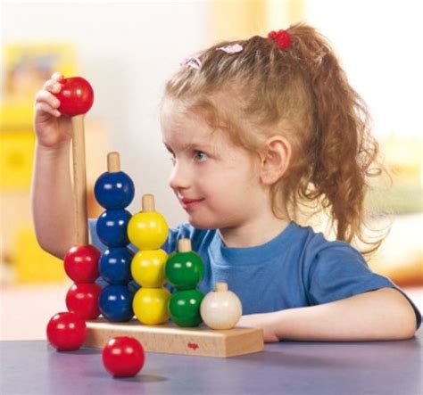 Dieťa hrajúce sa s edukačnou hračkou