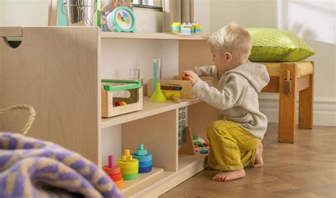 Dieťa v Montessori prostredí pomáhajúce pri varení v kuchyni