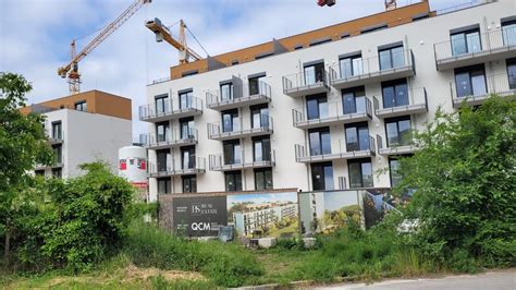 Infografika: Počet hrubých ročných miezd potrebných na kúpu bytu (70 m²) v európskych mestách