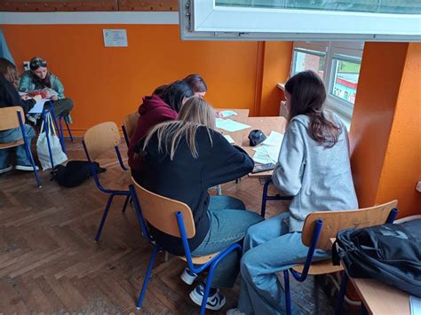 Ilustrácia znázorňujúca rodičov a deti diskutujúcich o výbere strednej školy.