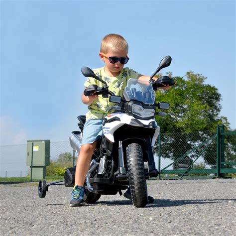 Dieťa na detskej crossovej motorke s ochrannou výbavou