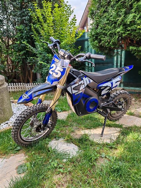 Detská elektrická motorka počas nabíjania