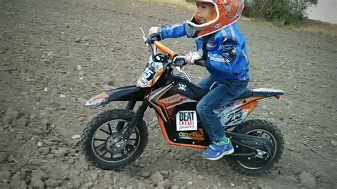 deti na mini motocross tréningu