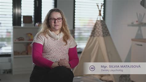 Ilustrácia: Detská psychologička a dieťa v bezpečnom prostredí