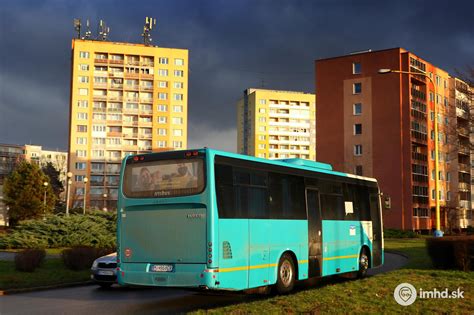 Autobus smerujúci za hranice s medzinárodnými označeniami