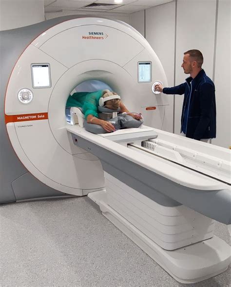 Schéma vyšetrenia prsníkov pomocou MR a mamografie