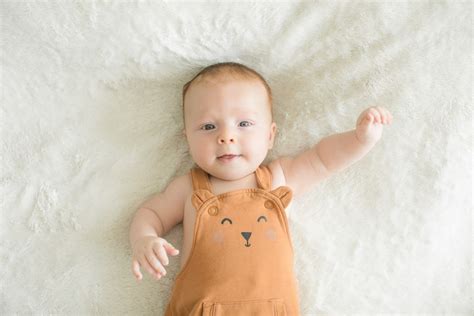 Dieťa v 14 mesiacoch objavujúce svet